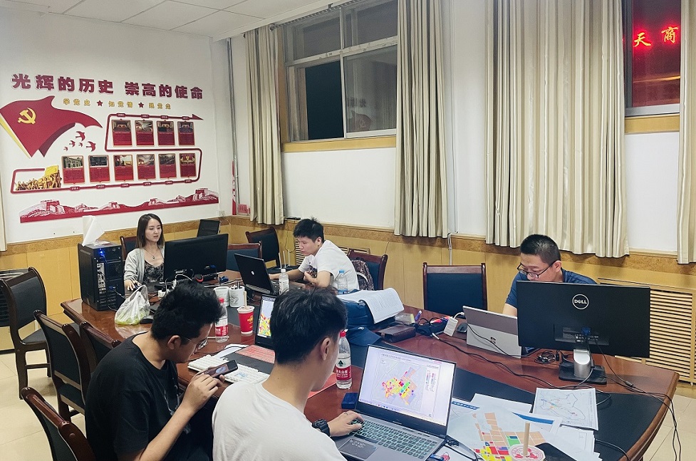 1629078214838022514.jpg 深夜工作現場.jpg