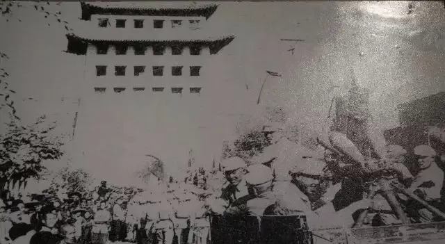 1629969448425007369.jpg 7解放軍炮兵部隊進入蘭州城區.webp.jpg